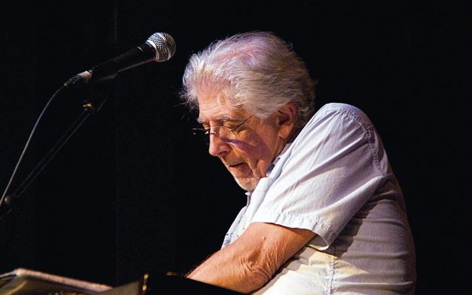 John Mayall urodził się w 1933 roku i od dzieciństwa miał kontakt z muzyką. Ale choć sam uczył się g