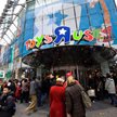 Klienci przed sklepem Toys R Us