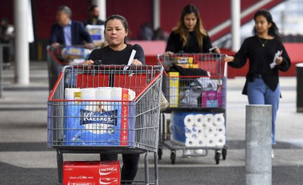 Racjonowanie i kradzieże. Papier toaletowy w czasie epidemii