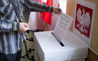 Niedzielne głosowanie nie cieszyło się dużym zaitneresowaniem. Na zdjęciu komisja w Łodzi