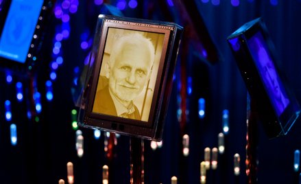 Zdjęcie uwięzionego Alesia Bialackiego wyświetlane na monitorach w Norweskim Instytucie Noblowskim p