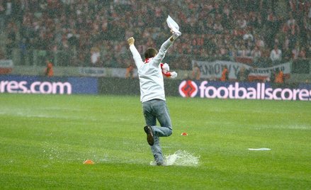 Dwaj kibice wbiegli na murawę Stadionu