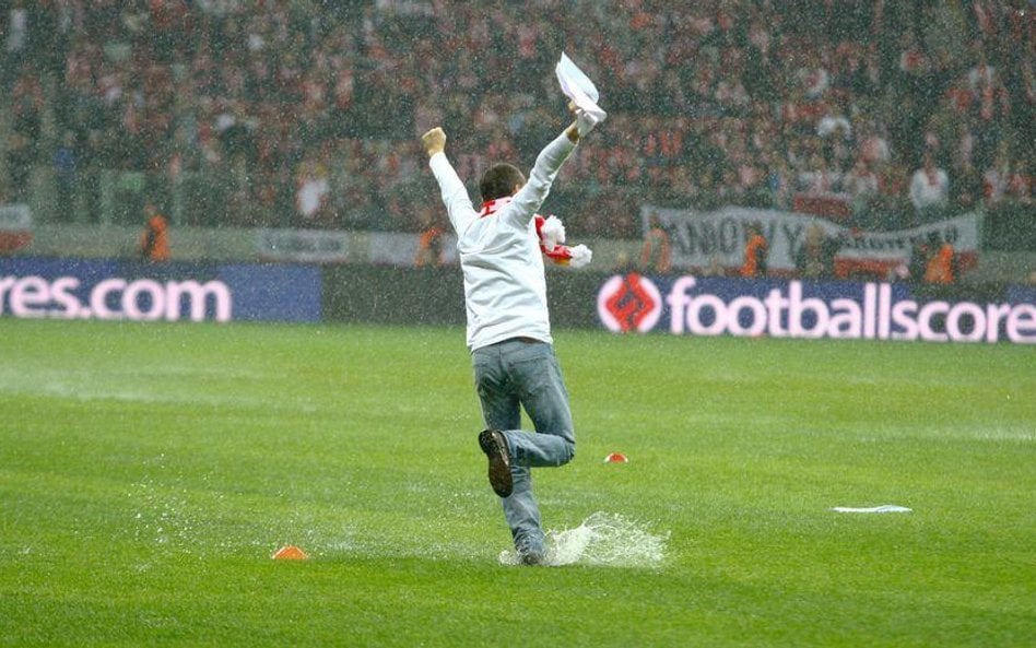 Dwaj kibice wbiegli na murawę Stadionu