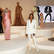 Naomi Campbell i suknie dla niej projektowane na wystawie w Victoria & Albert Museum