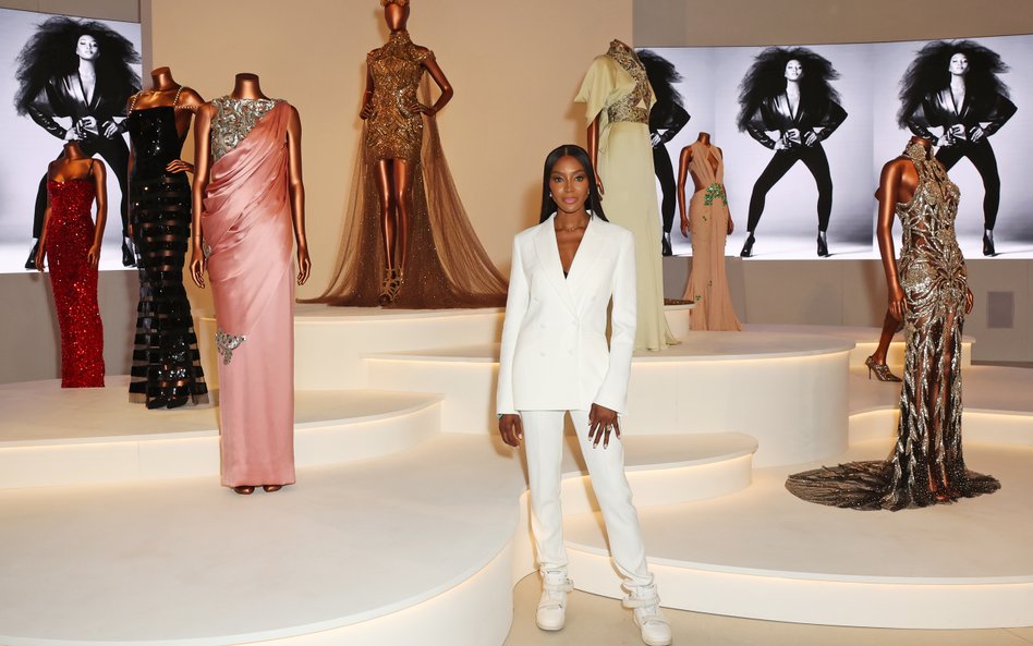 Naomi Campbell i suknie dla niej projektowane na wystawie w Victoria & Albert Museum