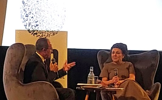 Olga Tokarczuk w rozmowie z Burhanem Sonmezem podczas 91. Kongresu PEN International w Krakowie