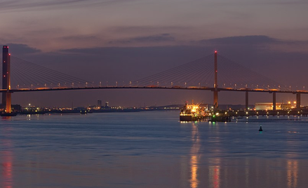 Aktywiści z Just Stop Oil wspięli się na 84-metrowy pylon mostu w Essex