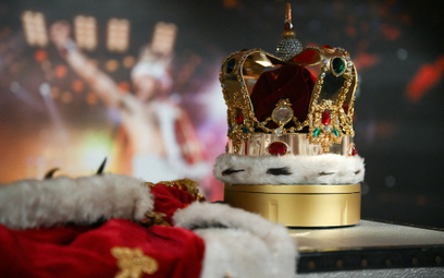 Na aukcji znalazła się też słynna korona i peleryna Freddiego Mercury'ego, który używał jej podczas 