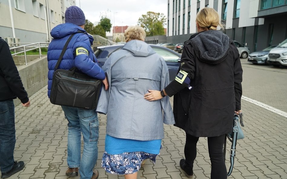 „Gang dyrektorek” wyłudził niemal 40 mln zł dotacji. Zatrzymano 13 kobiet