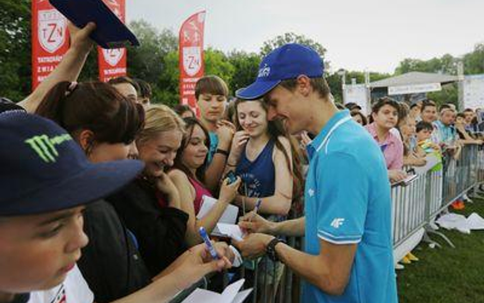 Autografy rozdaje Piotr Żyła
