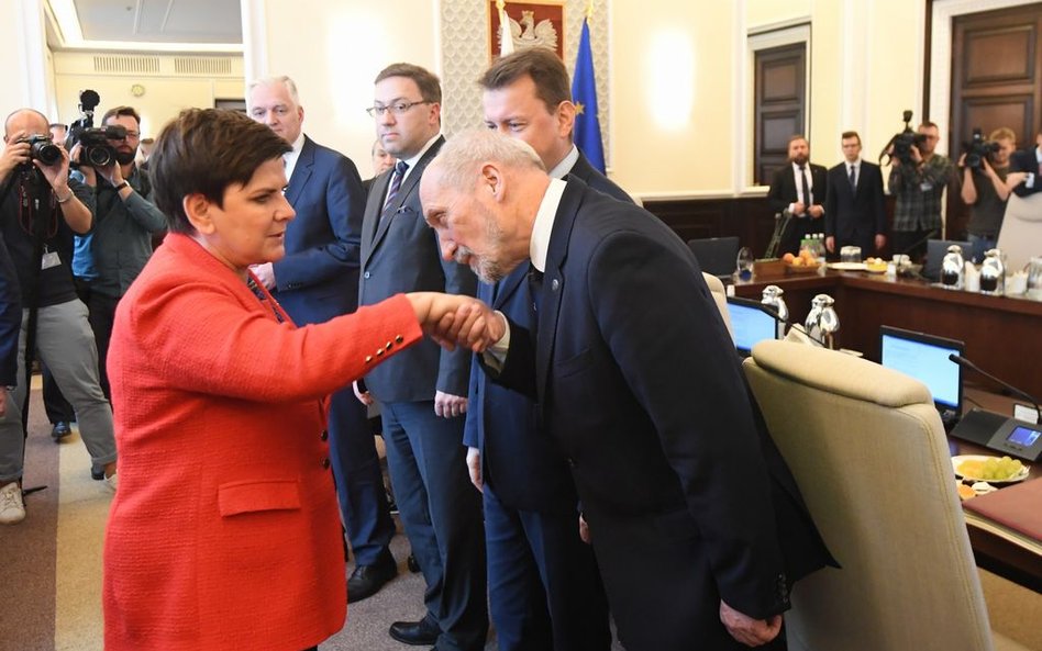 Minister Antoni Macierewicz znów bije rekordy w liczbie ocen negatywnych