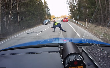 Policjanci z Estonii użyli kolczatki, by zatrzymać uciekającego kierowcę