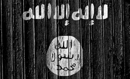 Daesh grozi Iranowi za tolerowanie Żydów. Pokazuje egzekucję szyity