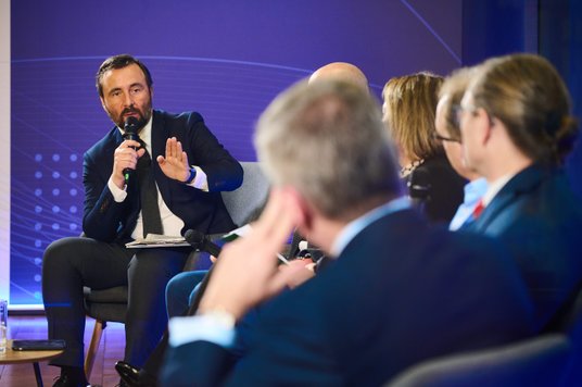 Dyskusję poprowadził Cezary Szymanek, redaktor naczelny „Parkietu”