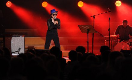 Yoko Ono na koncercie w Poznaniu 7 sierpnia.