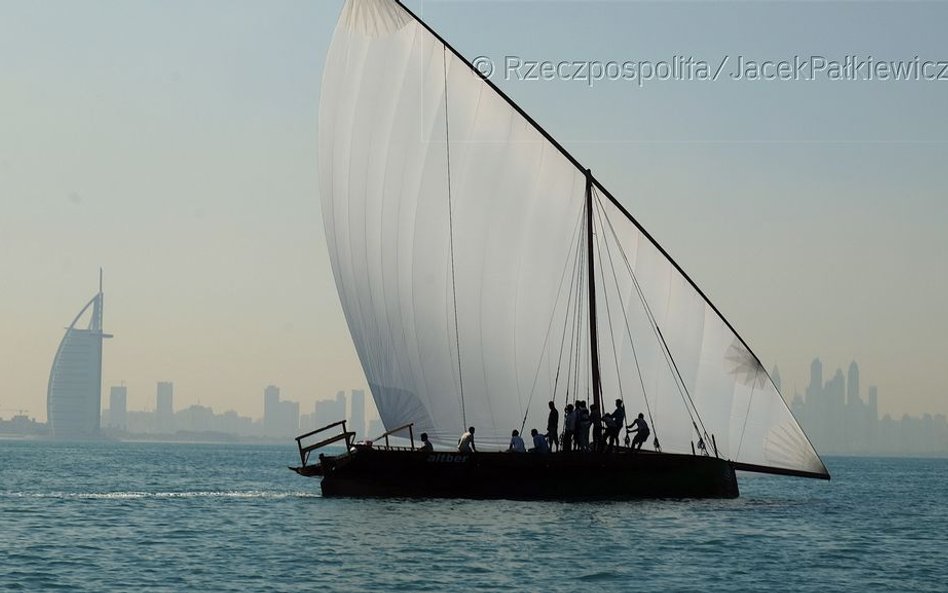 Regaty tradycyjnych łodzi dau, które od wieków obsługują z˙egluge? kabotaz˙ową w całym regionie