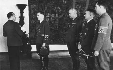 Hitlerowcy na Wawelu. Gubernator Hans Frank (pierwszy z lewej) podejmuje Ottona von Wächtera (drugi 