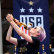 Megan Rapinoe z trofeum za wygranie kobiecego mundialu