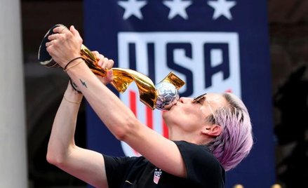 Megan Rapinoe z trofeum za wygranie kobiecego mundialu