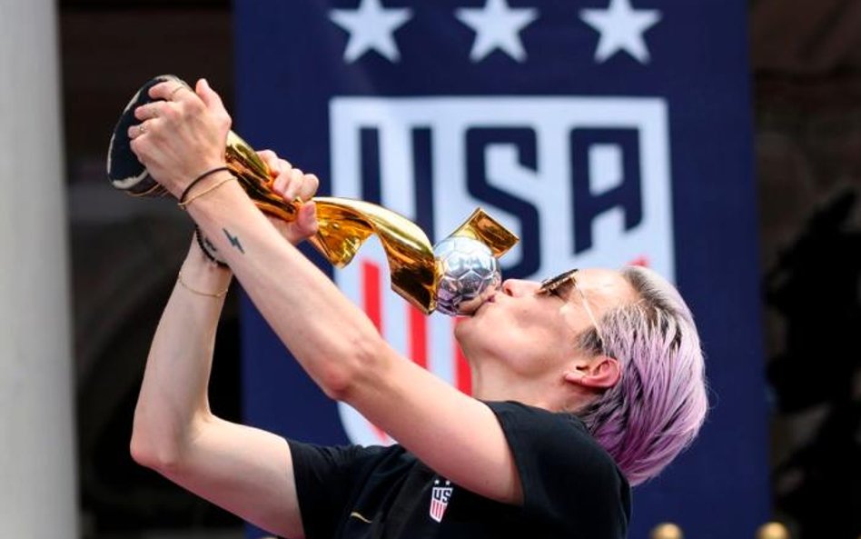 Megan Rapinoe z trofeum za wygranie kobiecego mundialu