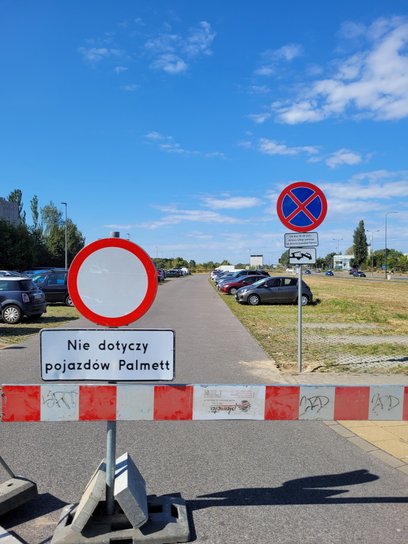 Wprowadzono nakaz usunięcia pojazdów z parkingu