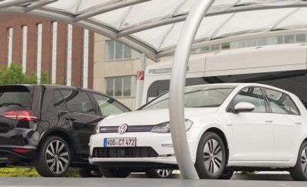 Hybrydowe i elektryczne volkswageny golfy mogą skorzystać ze stacji ładowania przy zakładach firmy w