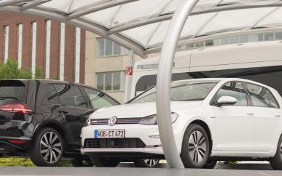 Hybrydowe i elektryczne volkswageny golfy mogą skorzystać ze stacji ładowania przy zakładach firmy w