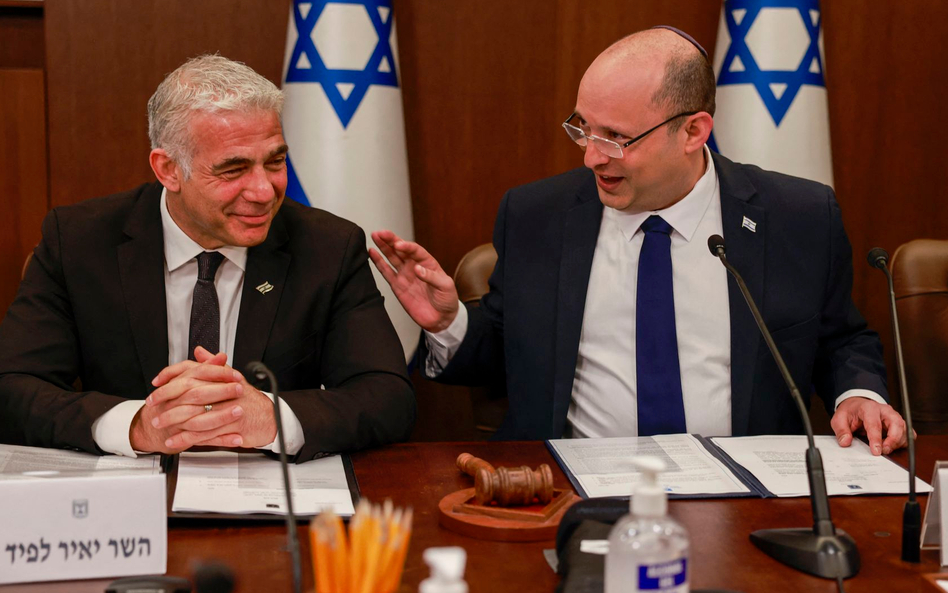 Od lewej szef MSZ Izraela Jair Lapid i premimer Naftali Bennett