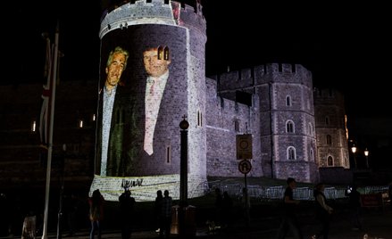 Zdjęcie przedstawiajace Jeffreya Epsteina i Donalda Trumpa na murach Zamku Windsor