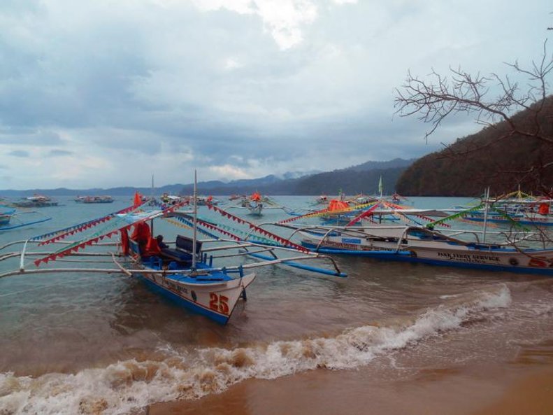 Spokój i przyrodnicze piękno wyspy Palawan (z lewej) i chaotyczny klimat Chinatown w Manili (u góry)