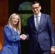 Prawicowy włoski rząd Giorgii Meloni (z lewej, podczas wizyty w Polsce, 5 lipca) jest traktowany prz