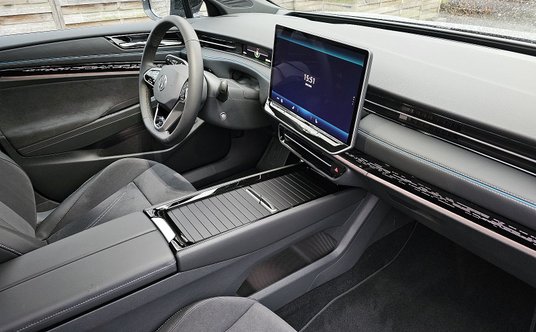 Na desce Volkswagen ID.7 dominuje dotykowy ekran