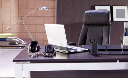 Pracownik po wygraniu sprawy o przywrócenie do pracy musi zwrócić wypłaconą mu odprawę.