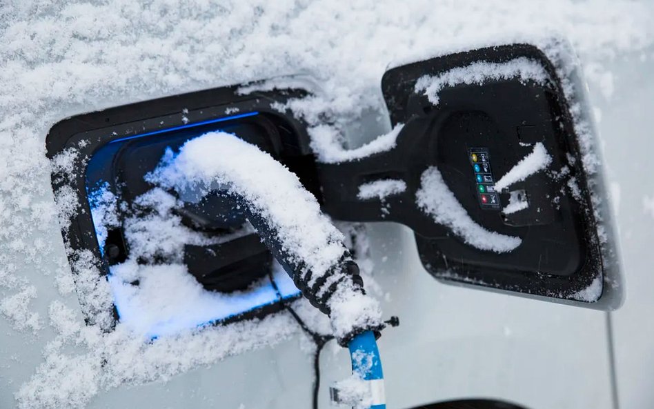 Jak jeździć elektrykiem zimą. Dobre opony plus rozgrzane auto to podstwa