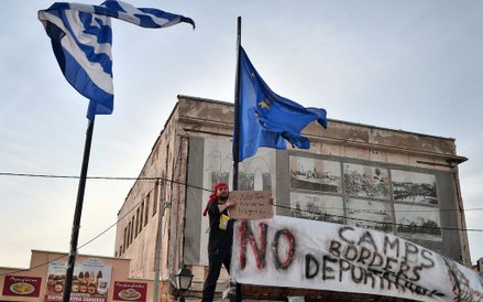 Syryjski imigrant protestuje na wyspie Chois przeciw deportacjom do Turcji