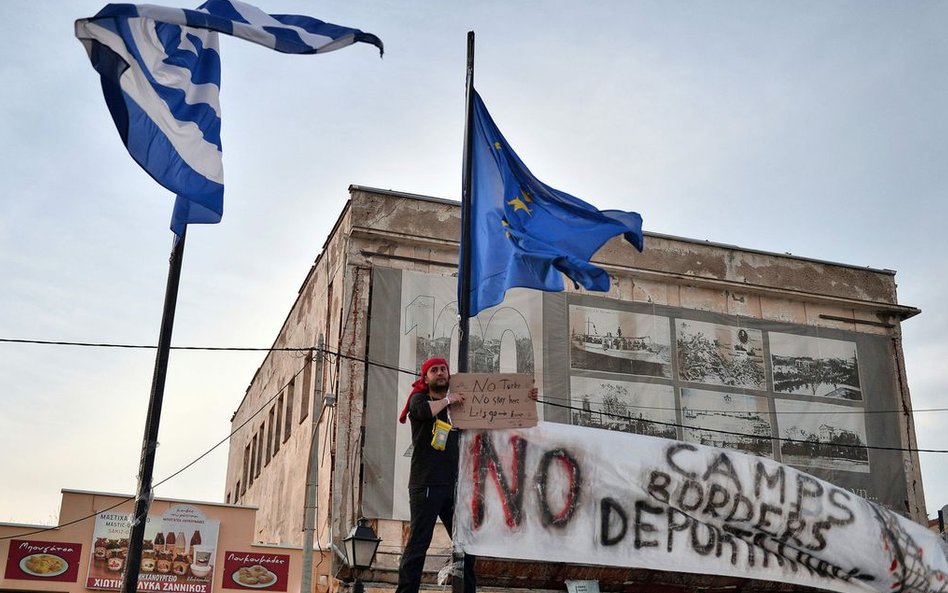 Syryjski imigrant protestuje na wyspie Chois przeciw deportacjom do Turcji