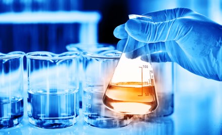 Naukowcy z Cambridge odkryli nową metodę tworzenia leków. Wykorzystuje światło zamiast chemikaliów