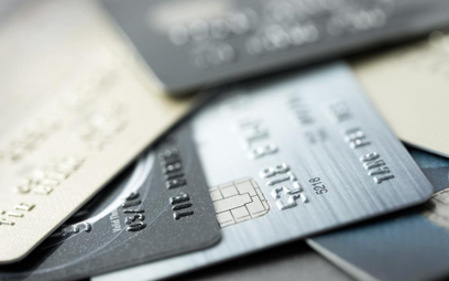 W skrócie: Banki polecają klientom karty kredytowe. Nie za darmo