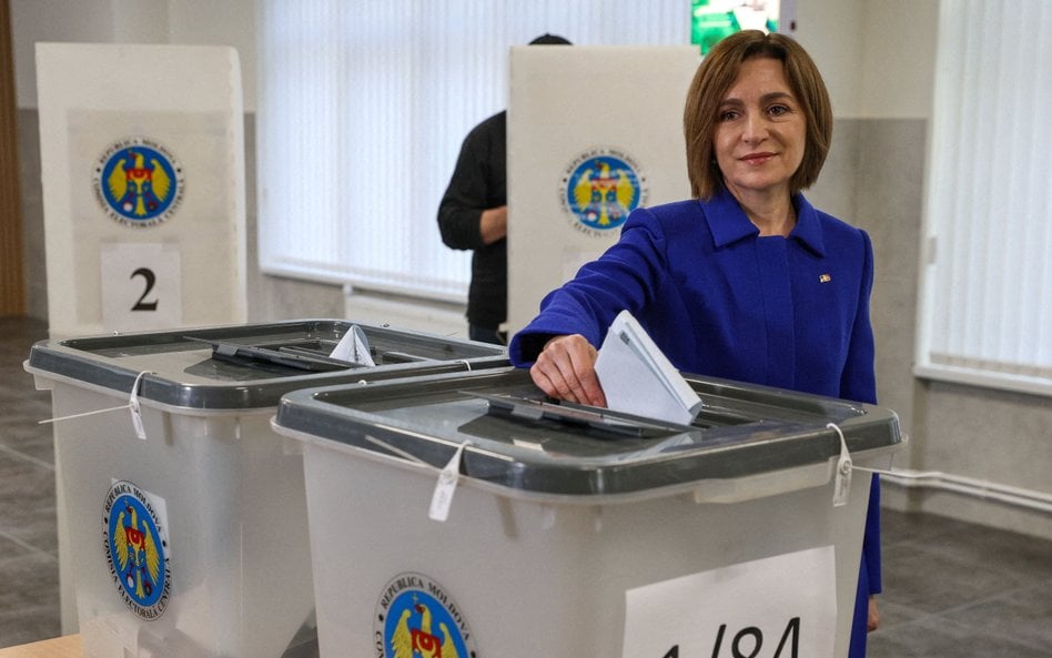 Maia Sandu oddaje głos w wyborach parlamentarnych w Mołdawii