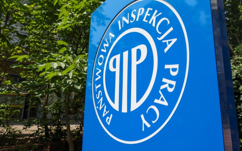 Pracodawca nie musi ustalać z pracownikami terminu, w jakim odbiorą dzień wolny za sobotnie święto -