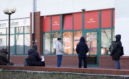 Maseczki ochronne w sprzedaży na pocztach