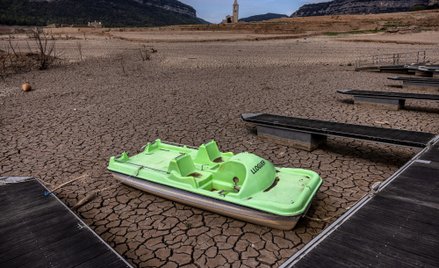 Wyschnięty zbiornik wodny w Villanova de Sau w hiszpańskiej części Katalonii podczas suszy w 2023 ro