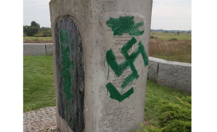 Zdewastowanie pomnika w Jedwabnem - opinie polityków i blogerów