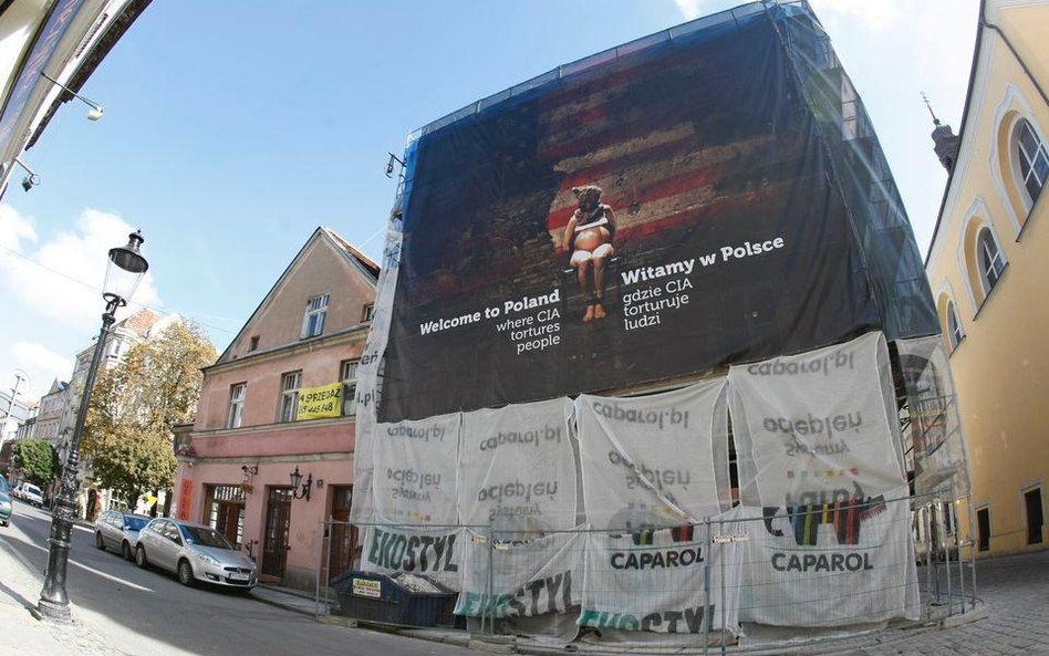 Poznań. Billboard z napisem: "Witamy w Polsce, gdzie CIA torturuje ludzi"