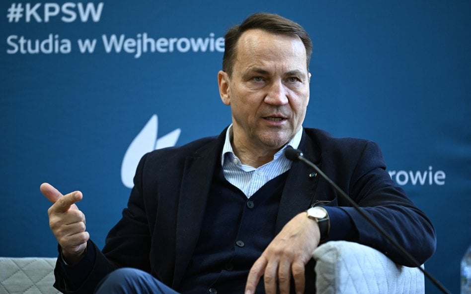 Wicepremier, minister spraw zagranicznych Radosław Sikorski podczas spotkania w Kaszubsko-Pomorskiej