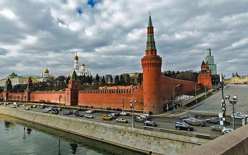 Widok na południowo wschodnią część Kremla z Mostu Moskworeckiego. Z prawej strony - Wasiliewskij Sp