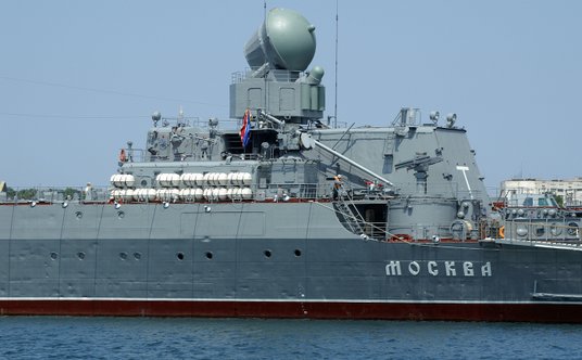 Rufa Moskwy. Widać hangar śmigłowca, podniesioną do pozycji startowej wyrzutnię ZIF-122 systemu Osa-