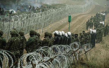 Żołnierze i policjanci na granicy Polski z Białorusią