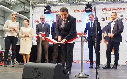 Wstęgę przecina podsekretarz stanu w Ministerstwie Sportu i Turystyki Dawid Lasek