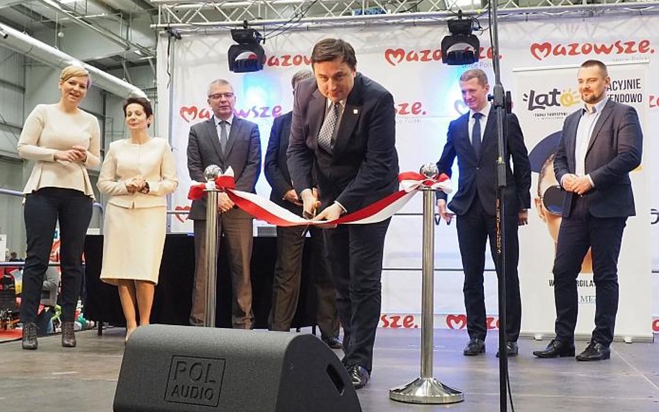 Wstęgę przecina podsekretarz stanu w Ministerstwie Sportu i Turystyki Dawid Lasek
